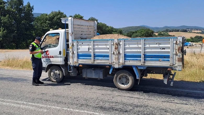 Balıkesir İl Jandarma Komutanlığı Trafik Jandarması, trafik güvenliğini artırmak amacıyla yük taşıyan araçlara yönelik özel denetim gerçekleştirdi Balıkesir İl Jandarma Komutanlığı Trafik Jandarması, trafik güvenliğini artırmak amacıyla yük taşıyan araçlara yönelik özel denetim gerçekleştirdi