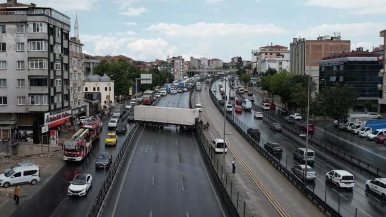 Avcılar'da Tır Makasladı: E5 Karayolu Kilitlendi