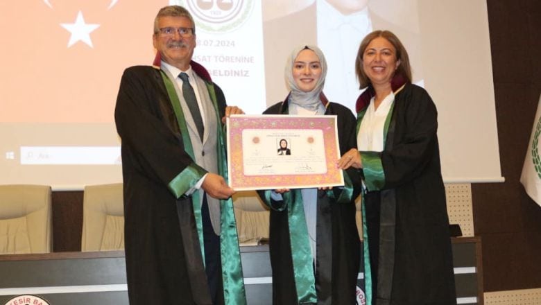 Balıkesir Barosu Yeni Avukatlara Belgelerini Verdi