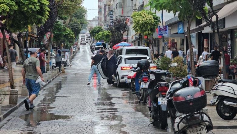 Bandırma'da Sağanak Yağış: Sıcaklık 32 Dereceden 19'a Düştü
