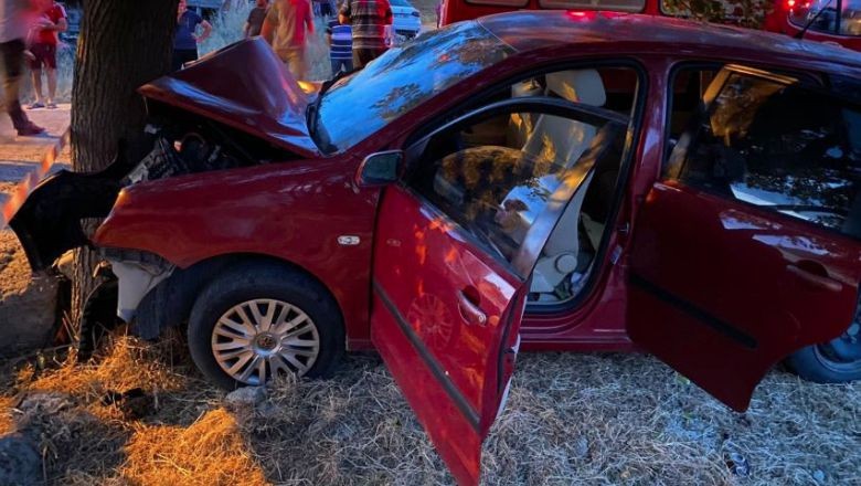 Bigadiç'te Ağaca Çarpan Otomobilde 2 Ölü 6 Yaralı!