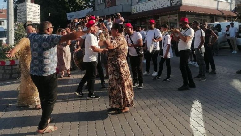 Gelin ve Damat Deve İle Manyas'ı Turladı!