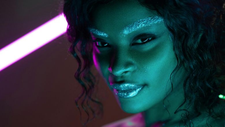 Gece Partide Neon Makyajlarınızla Parlayın!
