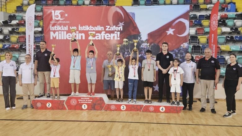 Balıkesir'de Demokrasi Şehitleri Onuruna Satranç Turnuvası