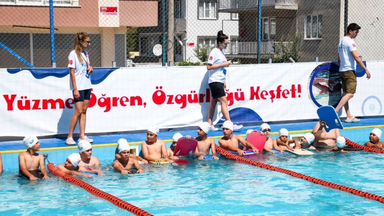 Sındırgı'dan Yüzme Kursu Öğrencilerine Sürpriz!