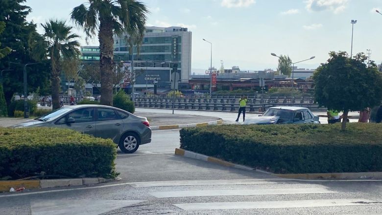 Balıkesir’de Kavşakta Kaza! İki Araç Çarpıştı