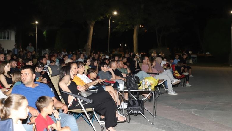 Gönenliler O Film İçin Meydanı Doldurdu