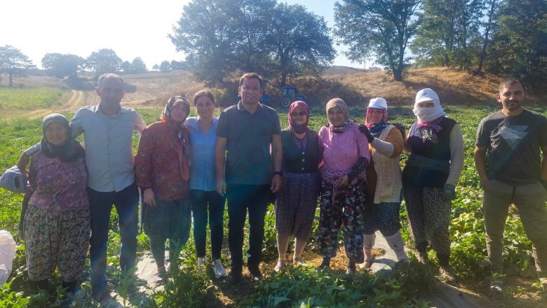 Başkan Sak Çiftçilerle Tarlaya Gitti