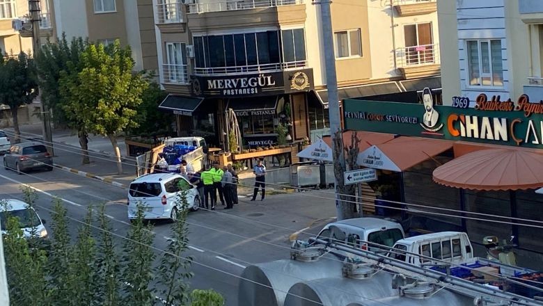 Balıkesir'de Kaza! Kamyonet Pastanenin Bahçesine Girdi