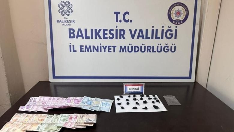 Çocuk Parkında Operasyon! 22 Paket Bonzaiyi Atıp Kaçtı