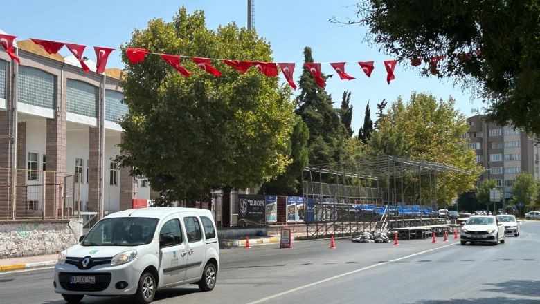Balıkesir'de Kutlama Alanları Bayraklarla Donatılıyor