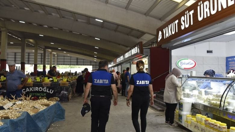 Zabıtalar Müşteriler İçin Pazar Nöbetinde