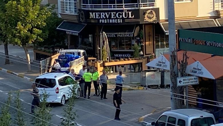 Balıkesir'de Kaza! Kamyonet Pastanenin Bahçesine Girdi