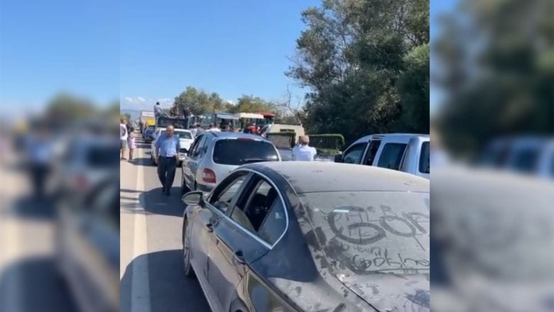 Çiftçiler Balıkesir Bursa Yolunu Kapattı