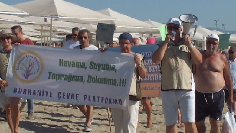 Balıkesir’de çevreciler kıyı işgallerine tepki gösterdi Balıkesir’de çevreciler kıyı işgallerine tepki gösterdi