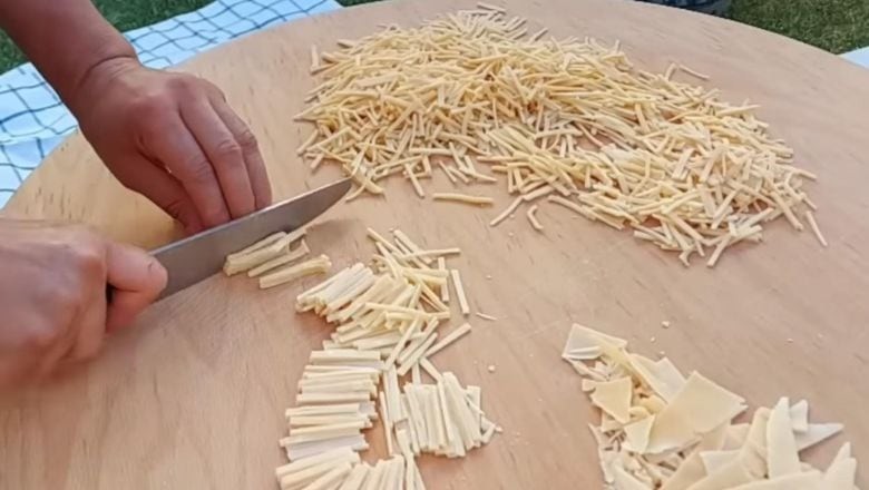 Balıkesir Kırsalında Geleneksel Erişte Yapımı Başladı