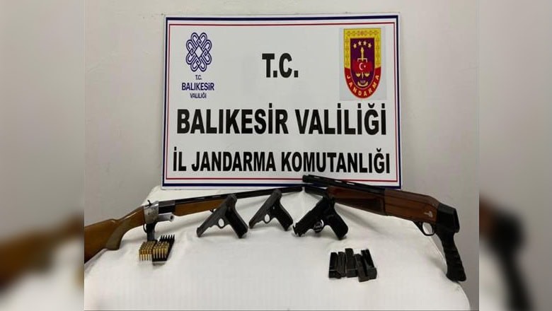 Balıkesir’de Uyuşturucu Operasyonu 4 Gözaltı Balıkesir’de Uyuşturucu Operasyonu 4 Gözaltı