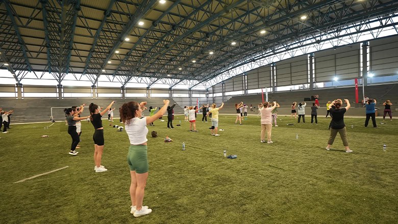 Balıkesirli Kadınlar Zumba ile Eğlenip Kalori Yakıyor