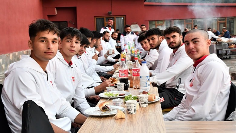 Balıkesirspor Hazırlık Maçı Sonrası Moral Yemeğinde Buluştu Balıkesirspor Hazırlık Maçı Sonrası Moral Yemeğinde Buluştu