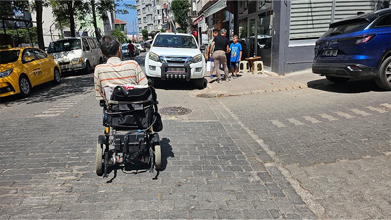 Bandırma'da Engellilerin Kaldırım Sorunu Büyüyor