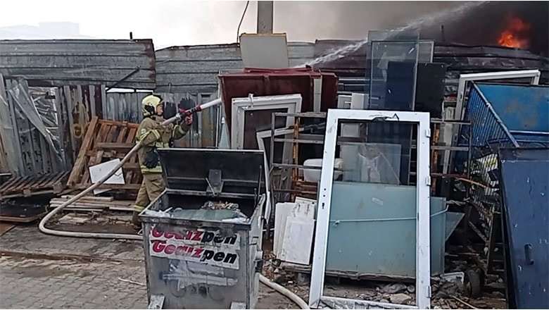 Gömeç’te Hurdalıkta Çıkan Yangın Korkuttu Gömeç’te Hurdalıkta Çıkan Yangın Korkuttu