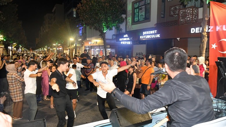 Millikuvvetler'in Haftasonu Kapanmasına Halk Memnun Millikuvvetler'in Haftasonu Kapanmasına Halk Memnun