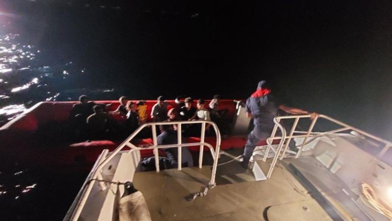 Sürüklenen Göçmenlere Sahil Güvenlik Koştu