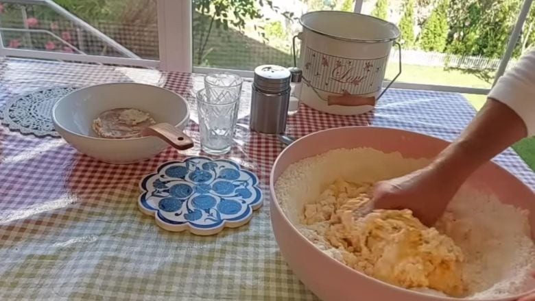 Balıkesir Kırsalında Geleneksel Erişte Yapımı Başladı