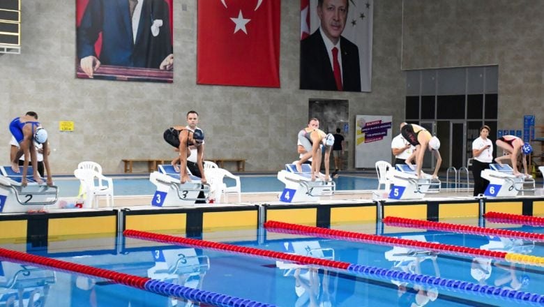 Genç Yüzücüler Balıkesir’de Yarışıyor