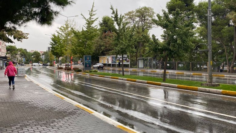 Balıkesir Pazar Gününe Yağmurla Başladı