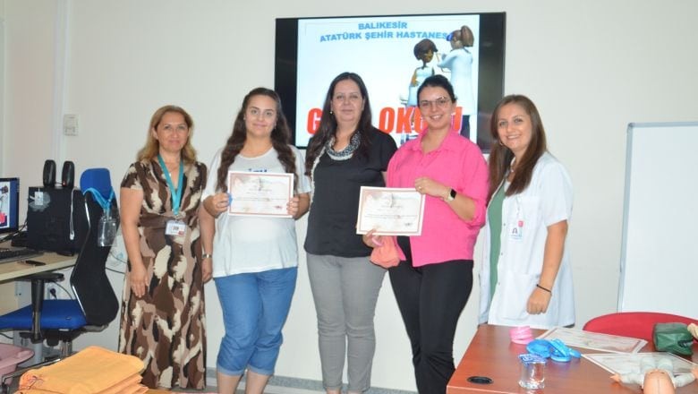 Balıkesir'de Diplomalı Anneler Yetişiyor Balıkesir'de Diplomalı Anneler Yetişiyor