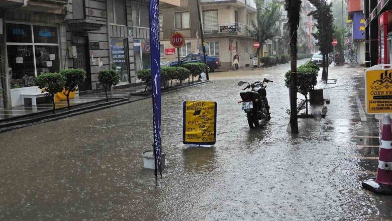 Erdek'te Sağanak Yağış Yolları Göle Çevirdi