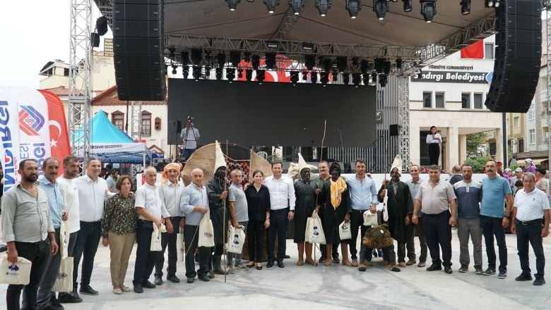Sındırgı Festivalde Geleneklerini Yaşattı
