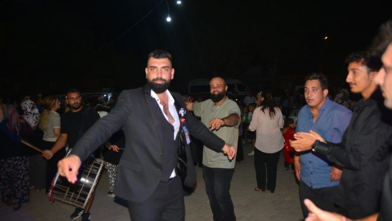 Damada Düğününde Mezar Taşı Hediye Ettiler