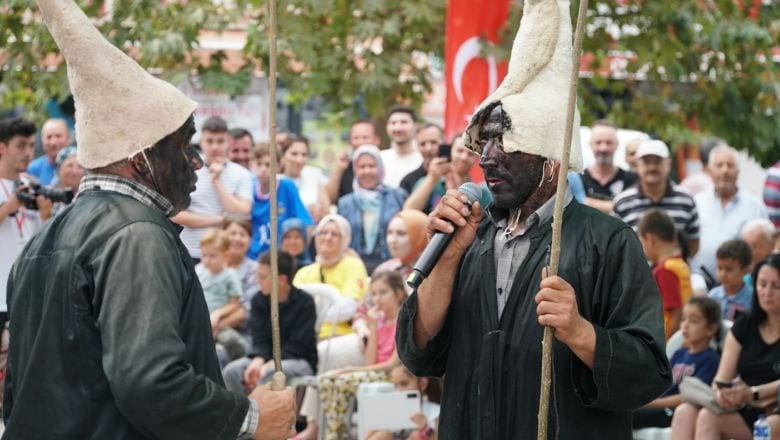 Sındırgı Festivalde Geleneklerini Yaşattı