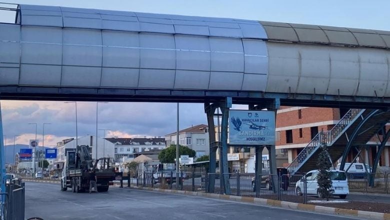 Bandırma'da Üst Geçit Hızla Yeniden Trafiğe Açıldı