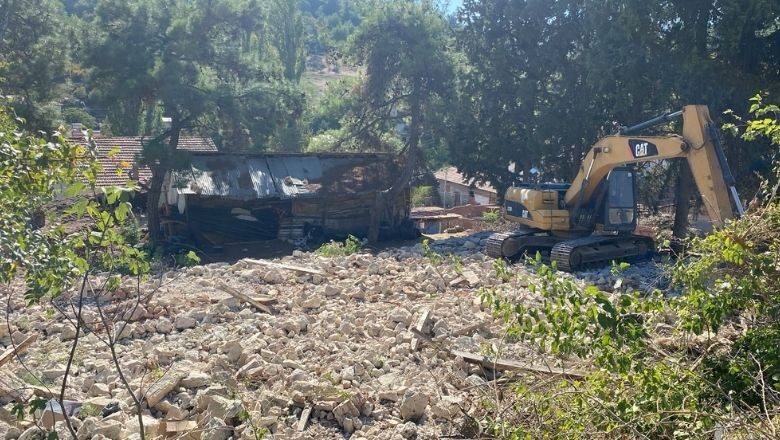 Bigadiç'te Metruk Binalar Yıkılıyor