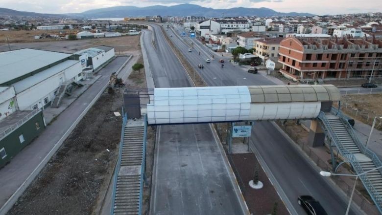 Bandırma'da Üst Geçit Hızla Yeniden Trafiğe Açıldı