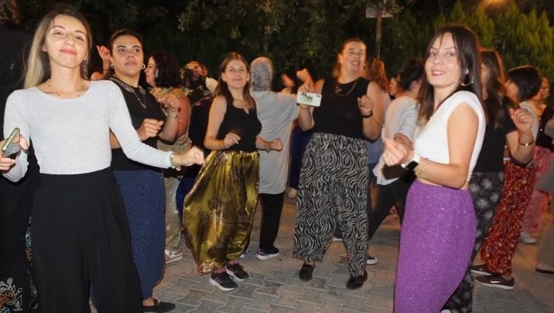 Balıkesir'de Kadın Muhtar Şalvar Eğlencesi Düzenledi