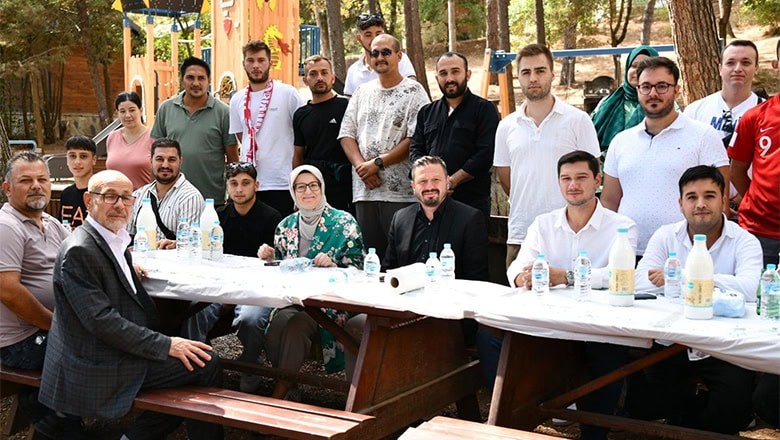 AK Parti İl Başkanı Aydemir Gençlik Kolları Buluşmasına Katıldı AK Parti İl Başkanı Aydemir Gençlik Kolları Buluşmasına Katıldı