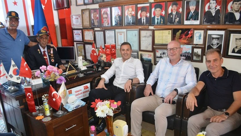 Ahmet Akın'dan Gazilere Duygusal Ziyaret Ahmet Akın'dan Gazilere Duygusal Ziyaret