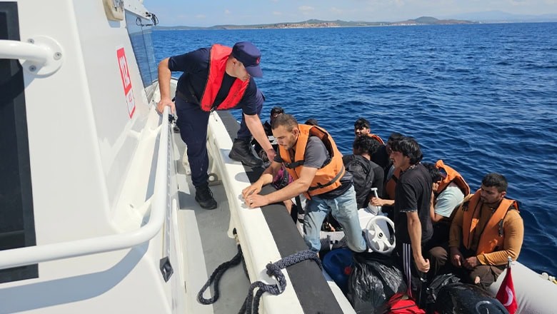 Ayvalık’ta 15 Düzensiz Göçmen Sahil Güvenlik Ekiplerine Takıldı Ayvalık’ta 15 Düzensiz Göçmen Sahil Güvenlik Ekiplerine Takıldı