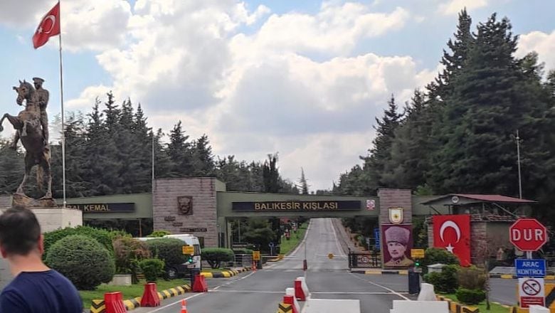 BALIKESİR’de Milli Savunma Üniversitesi Kara Astsubay Meslek Yüksek Okulu önünde haftasonu Türkiye’nin farklı illerinden gelen öğrencileri ve velilerini ağırladı