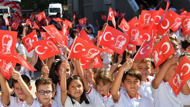 Balıkesir’de Yeni Eğitim Yılı Coşkuyla Başladı Balıkesir’de Yeni Eğitim Yılı Coşkuyla Başladı