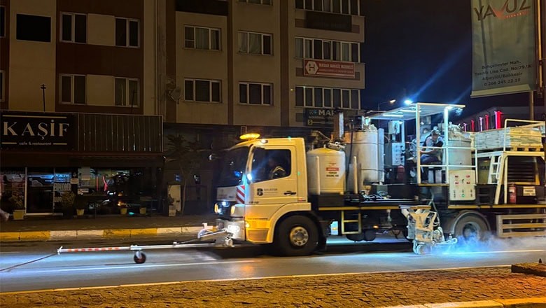 Balıkesir'de Yol Çizgileri Gece Yenilendi