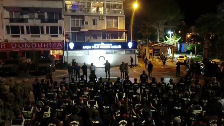 Balıkesir'de Zehir Tacirlerine Darbe, 52 Gözaltı Balıkesir'de Zehir Tacirlerine Darbe, 52 Gözaltı
