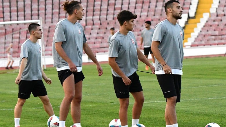Balıkesirspor'dan Fatsa Maçı Öncesi Anlamlı Kutlama Balıkesirspor'dan Fatsa Maçı Öncesi Anlamlı Kutlama