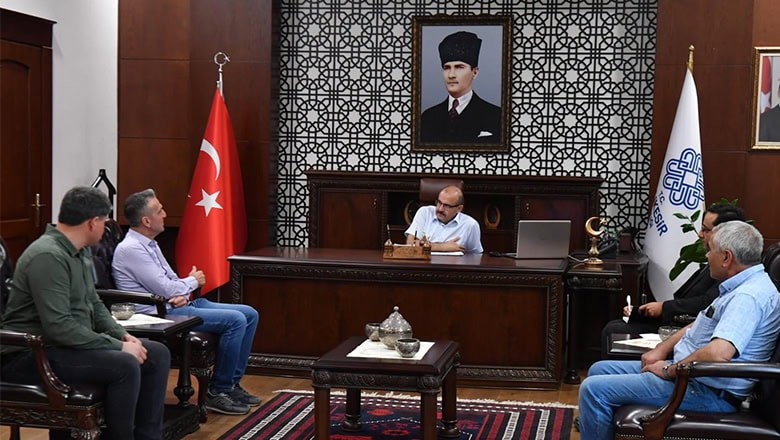 Vali Ustaoğlu Muhtar Saati'nde Talepleri Dinledi Vali Ustaoğlu Muhtar Saati'nde Talepleri Dinledi