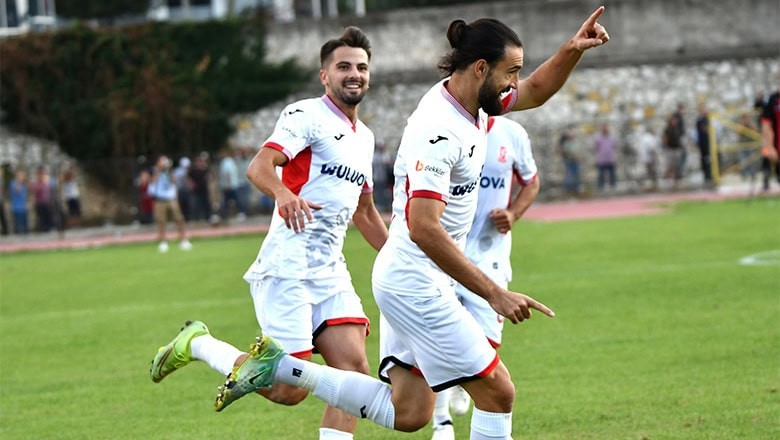 Yine Yeniden Yine Yeniden