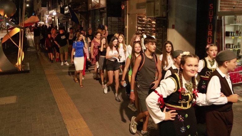 Balkanların Dansı Burhaniye'de İlgi Topladı!